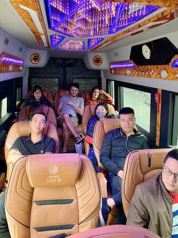 Khách hàng tin tưởng đặt xe 9 chỗ tại Tràng An Limousine