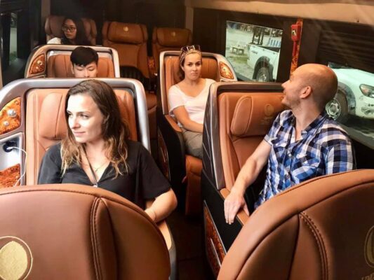 Hành khách nước ngoài sử dụng dịch vụ của Xe Tràng An limousine